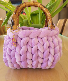 Tasche in lila / flieder mit Blumenkette