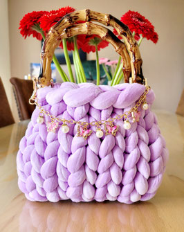 Tasche in flieder mit Glitzer Schmetterlingskette