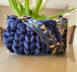 Tasche in dunkelblau mit Leo Grurt