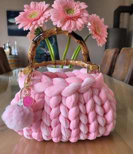 Tasche in rosa mit Bommel & Smiley & Blumen Anhänger