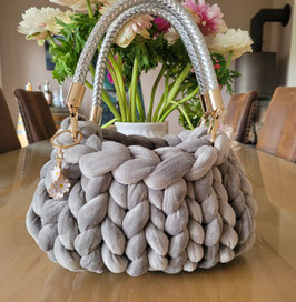 Tasche in hellgrau mit Blumen Anhänger