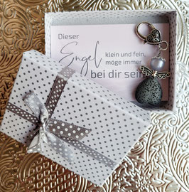 Schutzengel Anhänger Lava in edlem grau im Geschenkkarton