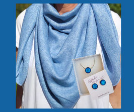 Kuscheltuch in mittelblau mit Carbocon Schmuckset