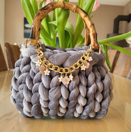 Tasche in dunkelgrau mit Blumenkette