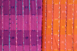 Batist mit bunten Fäden und Plumetis, in lila und orange