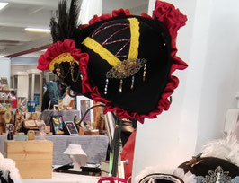 Chapeau tricorne noir rouge et jaune
