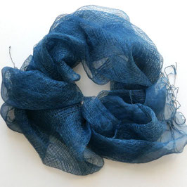 Echarpe en filet de soie japonaise teinture végétale bleue indigo médium