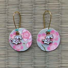 Boucles d'oreilles fleurs de pruniers roses et lapin blanc
