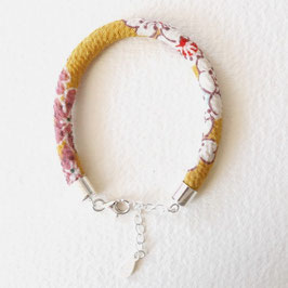 Bracelets en cordons japonais fleurs sakura roses et blanches fond moutarde PM