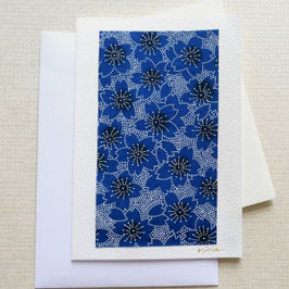 Carte de voeux fleurs de cerisiers bleues sur fond blanc