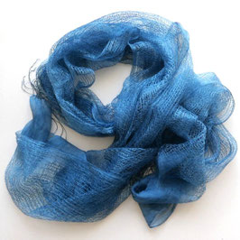 Echarpe en filet de soie japonaise teinture végétale bleue indigo claire