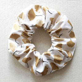 Chouchou feuilles de Ginkgo or fond blanc