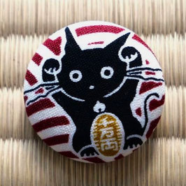 Broche Maneki Neko sur vagues rouges n°4