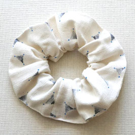 Chouchou crème, triangles gris, points bleus