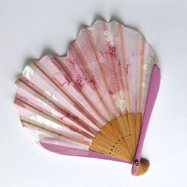 Eventail coeur dentelle rose et laqué rose