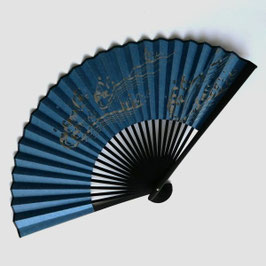 Eventail pliable bleu indigo et vagues en feuilles d'argent