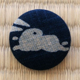 Broche lapin blanc sur fond bleu indigo