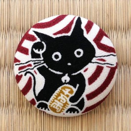 Broche Maneki Neko sur vagues rouges n°2