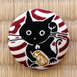 Broche Maneki Neko sur vagues rouges n°3