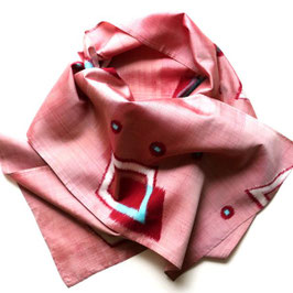 Grande écharpe en soie rose aux motifs géométriques