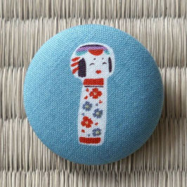 Broche kokeshi fond turquoise n°1