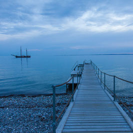 Steg in der blauen Stunde