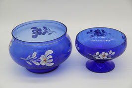 Glasschale blau mit Emaille-Malerei weiße Blumen Glasschüssel auf Fuß