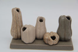 kleine Keramik Kürbisvasen auf Keramikplatte Keramikvasen beige grau