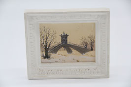 weißer Gipsrahmen mit Miniaquarell Brücke mit Turm Winterlandschaft 11x12,8cm