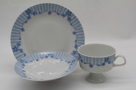 3tlg. Sammeltassengedeck Fine China Lichte Porzellan blau weiß Blumenmuster DDR