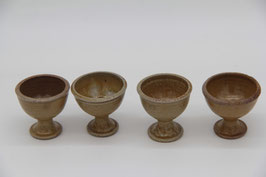 4er Set Handarbeit getöpfert Eierbecher auf kleinem Fuß braun beige Keramik