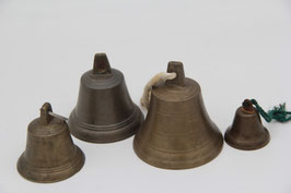 4er Set kleine Messing Bronze Glocken Dekoglocken Tischglocke alt Ziegenglocken ca. 570g