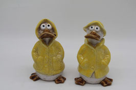 Keramikfigur Ente im gelben Regenmantel Regenjacke