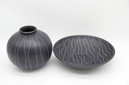 schwarze Vase und Schale Keramik mit weißen Streifen Kugelvase