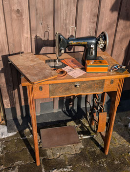 alte Zentralspulen-Nähmaschine Naumann Kl. 14 Holznähtisch