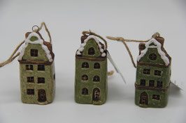 kleiner Keramikanhänger Haus grün Weihnachtsanhänger Häuschen
