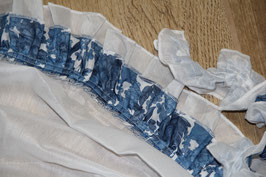 Küchengardine mit Kräuselband weiß mit blauer Rüschenkante