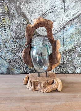 Glazen vaas op ornament M01