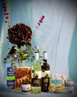 Paquete Polopos met Jamón Ibérico. Olijven met Chorizo. Allioli met Picos. 1 Lobo Negro.