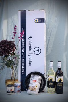 Paquete de Ronda. Jamón Serrano Gran Reserva, 15+ maanden gerijpt. 6 a 7 kilo. Met hamhouder en mes. Paellapan en rijst. Olijven, gevuld met Chorizo. Allioli. Lobo Negro.