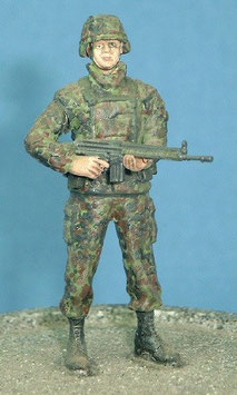 Stehender Panzergrenadier sichernd