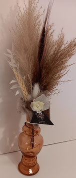 Bouteille brune garnie de fleurs séchées