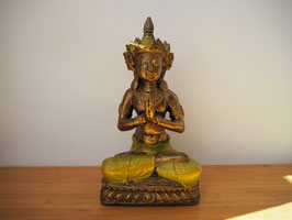 Buddha in Gebetsgeste, sitzend auf Lotus, aus Resin - B19/61