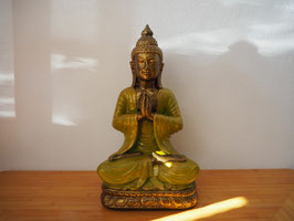 Buddha in Gebetsgeste, sitzend auf Lotus, aus Resin - B19/58