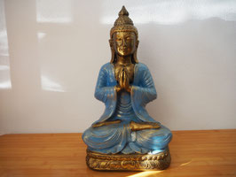 Buddha in Gebetsgeste, sitzend auf Lotus, aus Resin - B19/57