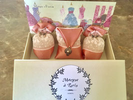 Maryse a' Paris / La Modiste / Le Chapeau / 帽子 / Parfum：Bouquet de Roses / ﾊﾞﾗの花束の香り / お洒落帽子,靴店 / ﾌﾚｸﾞﾗﾝｽ / 香り袋 /  　　　～ Made in France ～ ﾌﾗﾝｽ 輸入品 ～