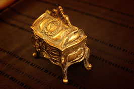 RB-02　ﾚｼﾞﾝ脚付BOX　M　GOLD