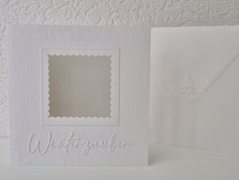 Passepartout-Karte, Tannenbaumprägung Winterzauber weiß mit Wellenrand innen 13,5x13,5cm (Ausschnitt eckig mit Wellenrand: 5,5cm)