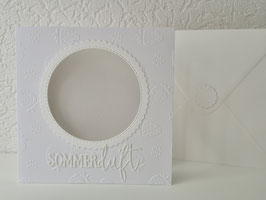 Passepartout-Karte, Erdbeerprägung Sommerduft weiß 13,5x13,5cm (Ausschnitt rund: 8cm, Wellenrand außen)