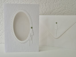 Passepartout-Karte, Tannenbaumprägung Tannen weiß 10,5x15cm (Ausschnitt oval mit Tortenrand: 5x9cm)